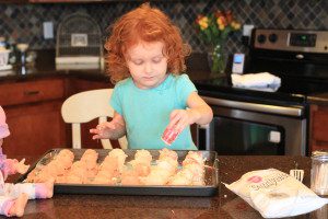Cake_decorating_toddler_nashmomsblog